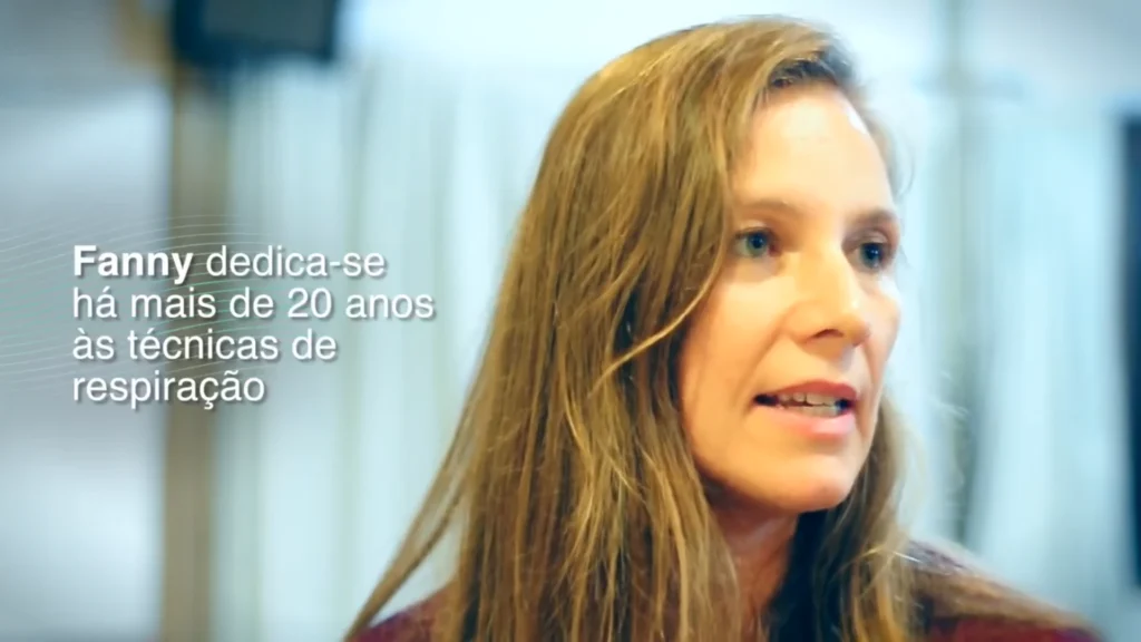 Fanny Van Laere em entrevista, com a legenda "Fanny dedica-se há mais de 20 anos às técnicas de respiração"