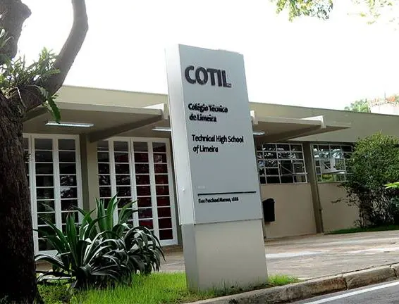 Fachada do Colégio Técnico de Limeira (COTIL), com a placa do colégio em frente ao prédio